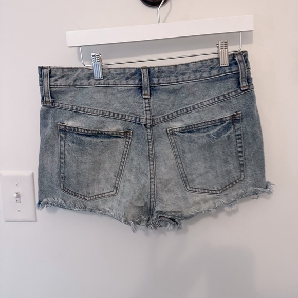 Free people cut off Jean shorts - Picture 2 of 3